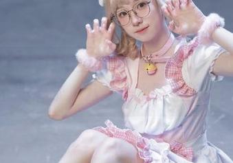 爬上51吃瓜网的入口,导航的挺刺眼,八卦汁水四溢无比!