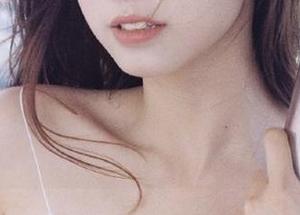 嘴里含着吃瓜子，手指戳着91在线吃瓜苹果版，我的无聊日子算是结束了