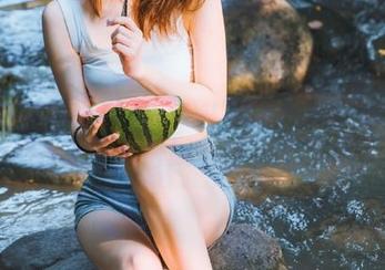 www吃瓜网的新消息更新：听说有人把瓜变成了艺术品了！