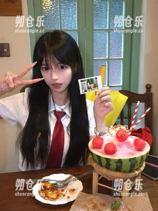 吃瓜瓜 进入www.吃瓜瓜.top苹果版,坐拥无限热搜,心里盘算着,要不要也来点瓜的调味?