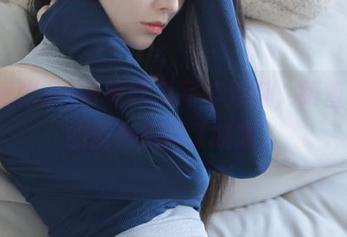 吾爱吃瓜网苹果版,跟普通版的窗户纸隔了啥啊?